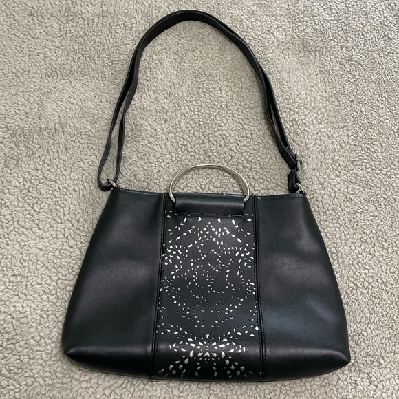 Black purse with magnetic closure inside pockets and a zipper adjustable strap - Picture 5 of 8